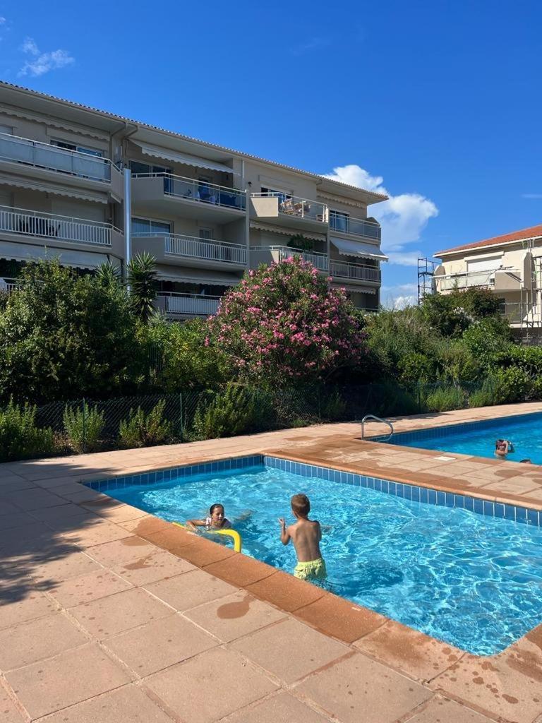 Studio Cosy Avec Terrasse Et Garage Saint-Laurent Du Var Limitrophe Nice Exterior photo